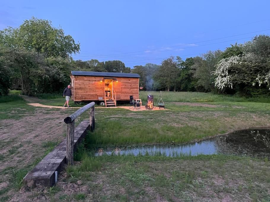 Mountbatten Shepherds Hut & Buckhurst Shepherds Hut 阿什弗德 外观 照片