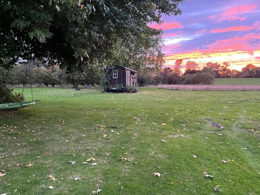 Mountbatten Shepherds Hut & Buckhurst Shepherds Hut 阿什弗德 外观 照片