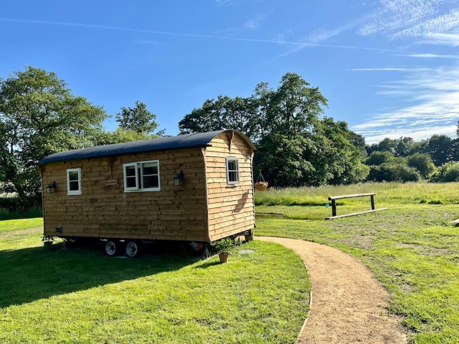 Mountbatten Shepherds Hut & Buckhurst Shepherds Hut 阿什弗德 外观 照片