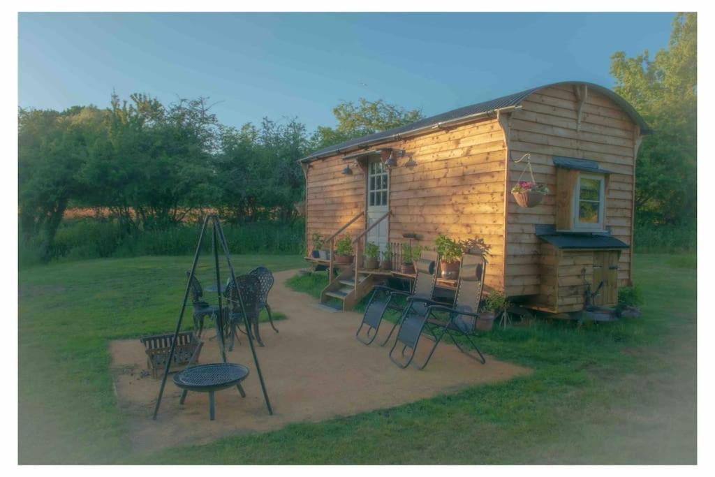 Mountbatten Shepherds Hut & Buckhurst Shepherds Hut 阿什弗德 外观 照片