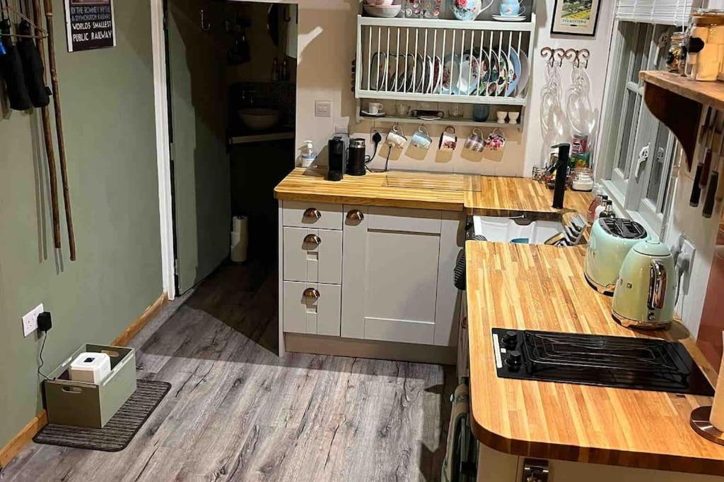Mountbatten Shepherds Hut & Buckhurst Shepherds Hut 阿什弗德 外观 照片