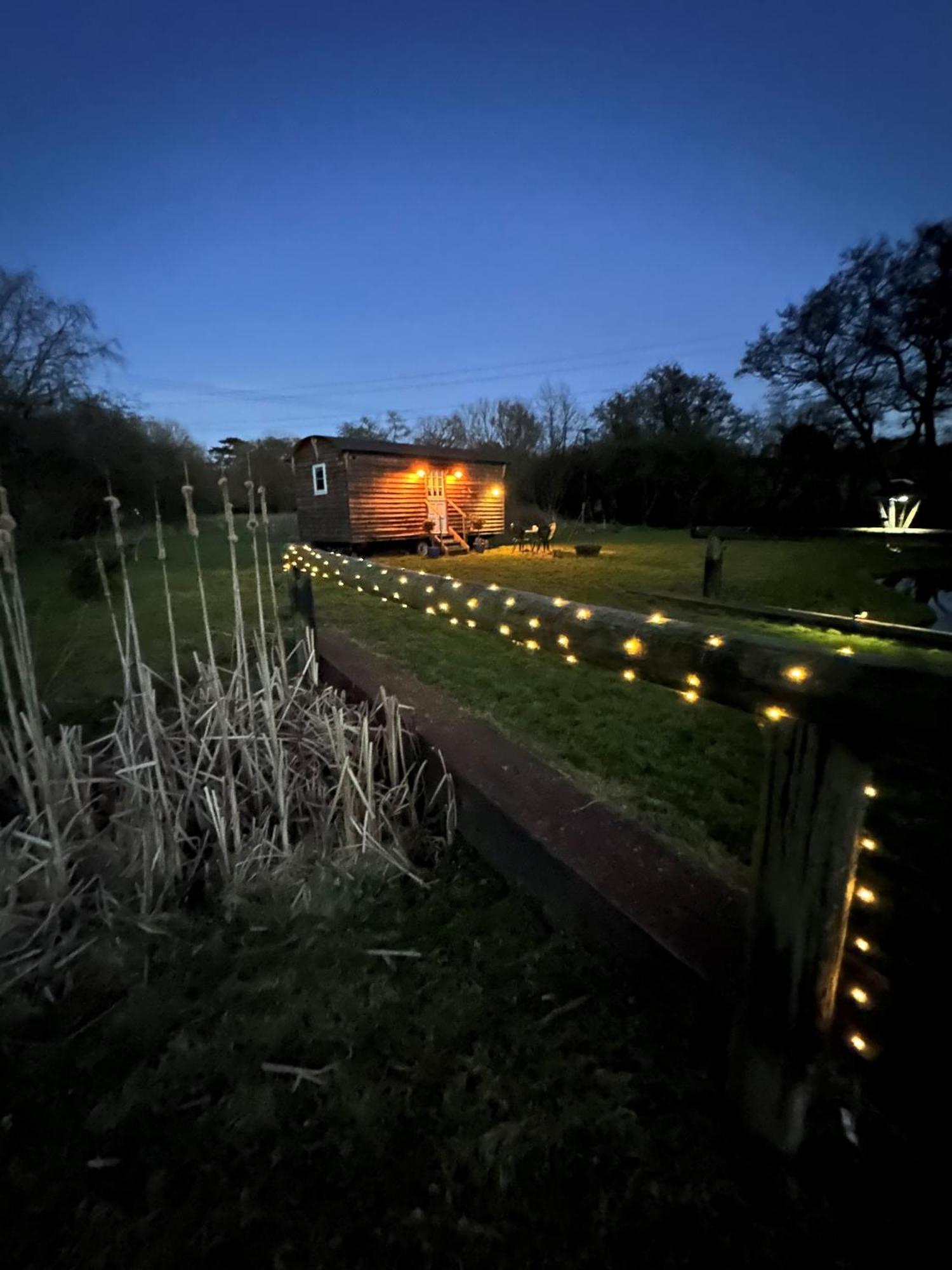 Mountbatten Shepherds Hut & Buckhurst Shepherds Hut 阿什弗德 外观 照片