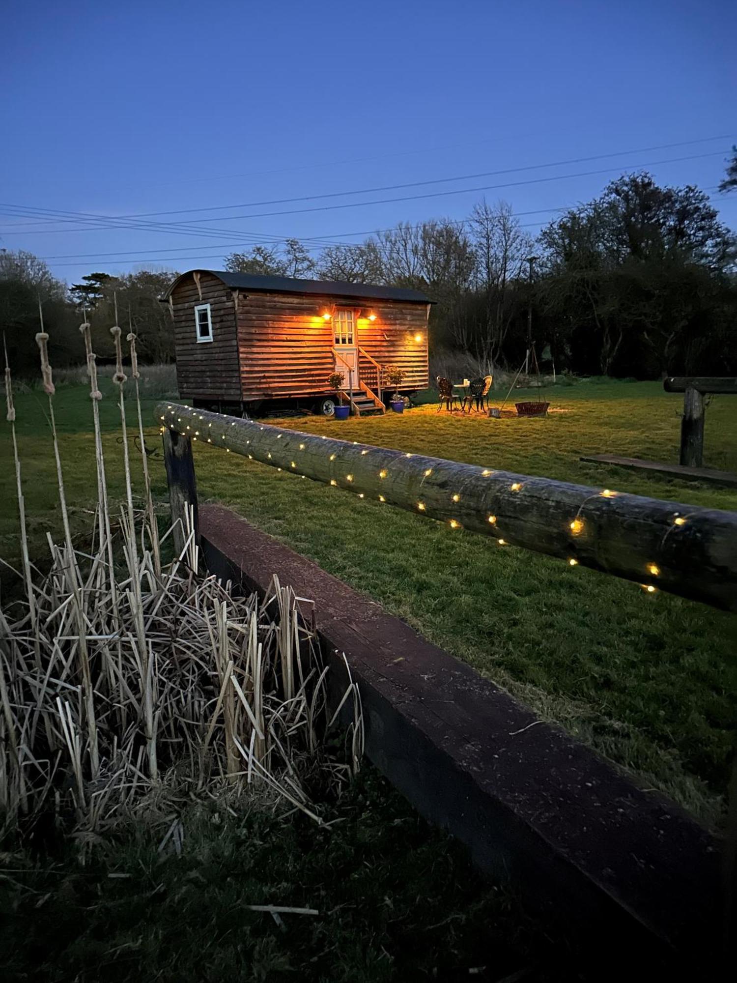 Mountbatten Shepherds Hut & Buckhurst Shepherds Hut 阿什弗德 外观 照片