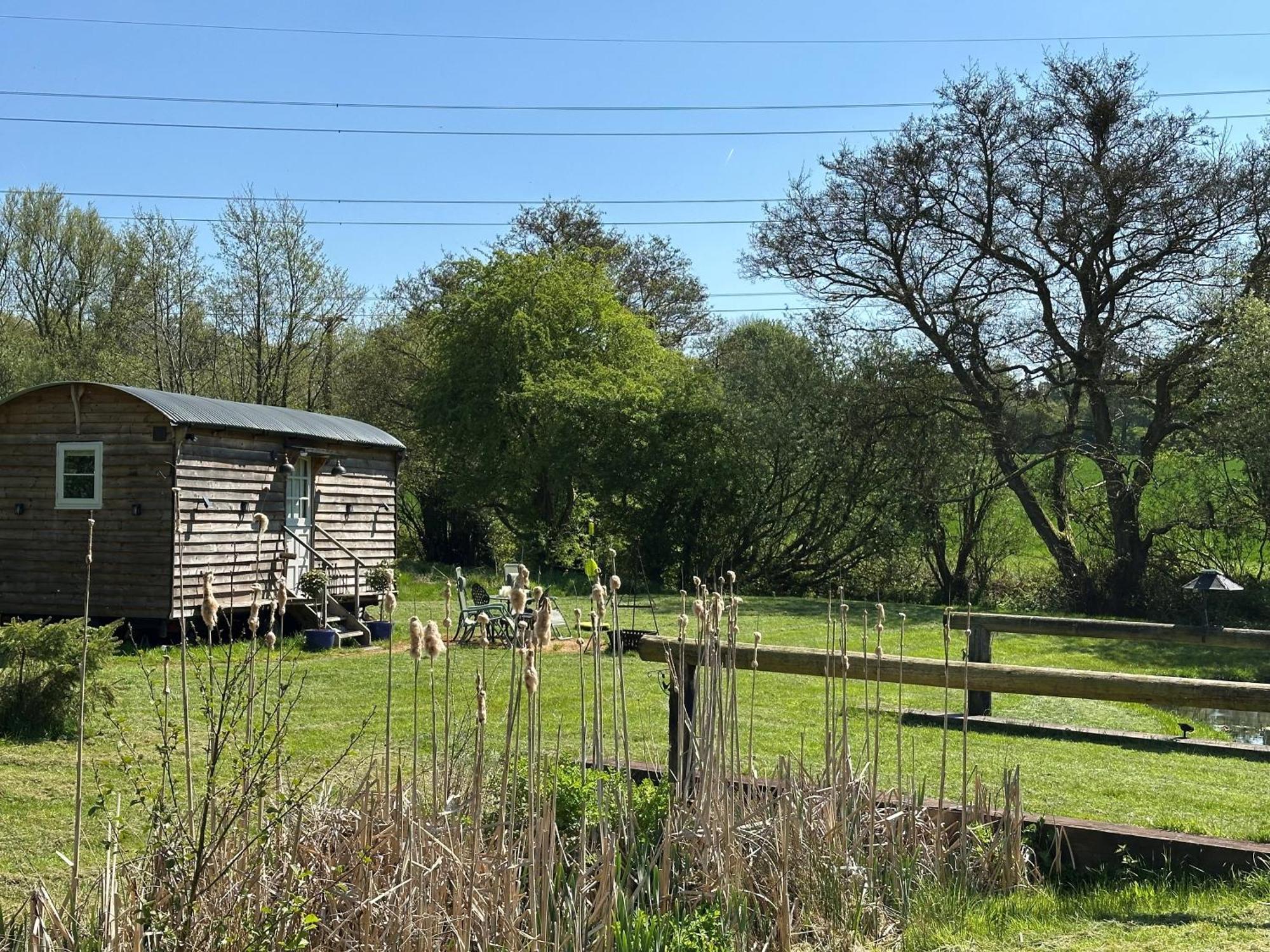Mountbatten Shepherds Hut & Buckhurst Shepherds Hut 阿什弗德 外观 照片