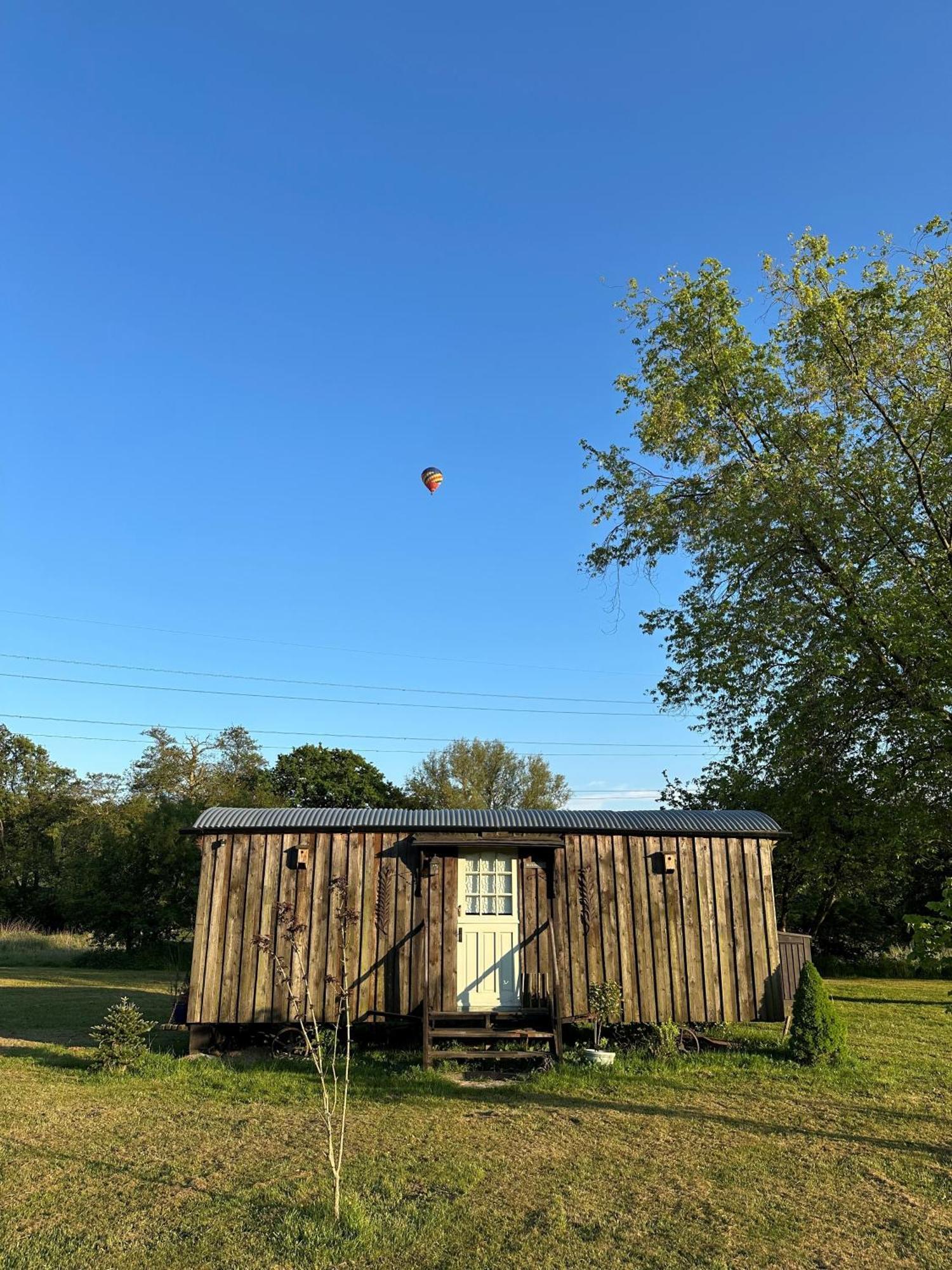 Mountbatten Shepherds Hut & Buckhurst Shepherds Hut 阿什弗德 外观 照片