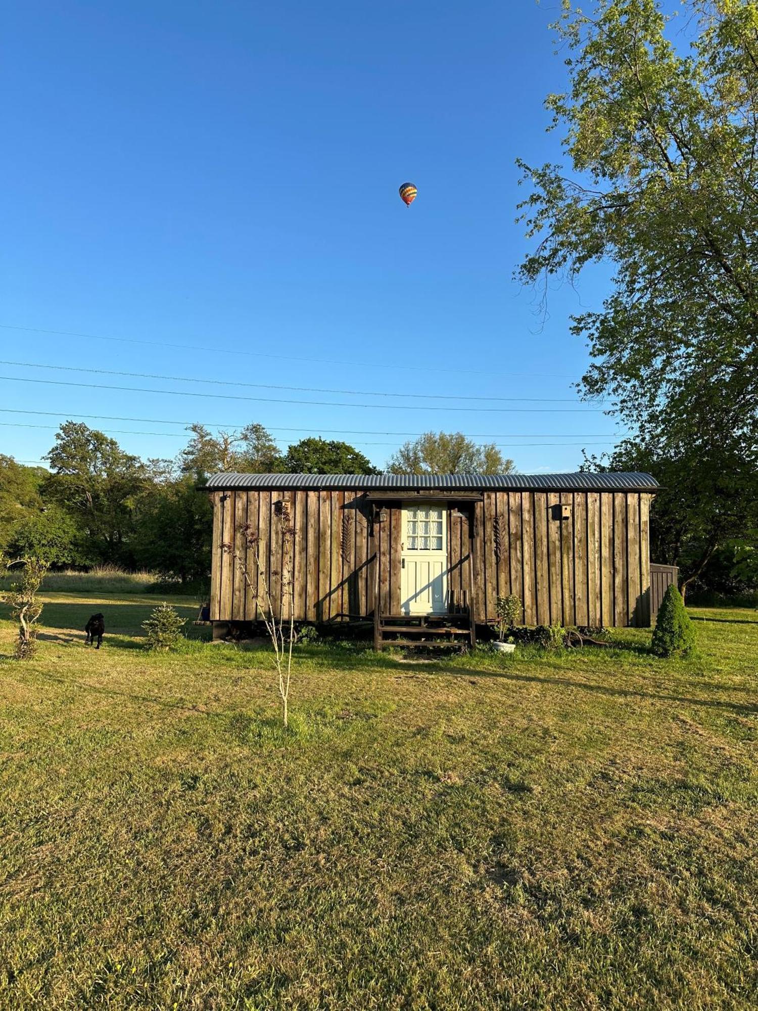 Mountbatten Shepherds Hut & Buckhurst Shepherds Hut 阿什弗德 外观 照片